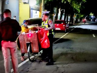 Berbagi Makanan Sahur, Polantas Trenggalek Borong Dagangan UMKM