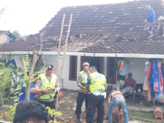Disapu Angin Puting Beliung, Puluhan Rumah Warga Kebowan Porak Poranda