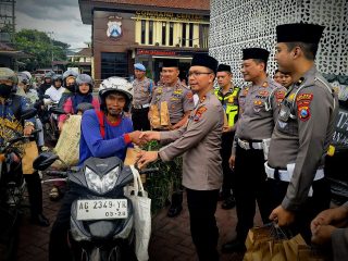 Gandeng Jurnalis, Polres Trenggalek Bagi Ratusan Paket Takjil