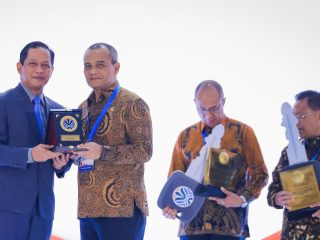 Ahmad Luthfi Raih Penghargaan Pembina Terbaik Kinerja Pengelolaan Sampah 2026