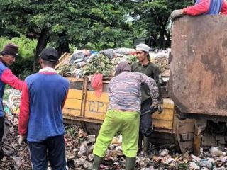 Tiga Dump Truk Digerakkan Angkut Sampah Meluber di Pasar Kambing Sumberejo
