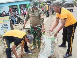 Jumat Bersih, Jajaran Forkopimcam Sukolilo Percantik Kondisi Pasar Kedungwinong