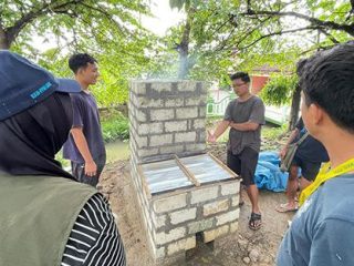 Mahasiswa KKN UGM Hadirkan Inovasi Insinerator Minim Asap di Desa Panohan