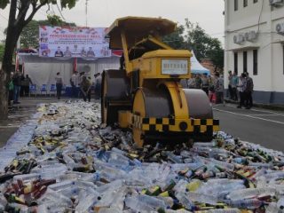 Polresta Pati Musnahkan 5 Ribu Botol Miras dari Operasi Pekat