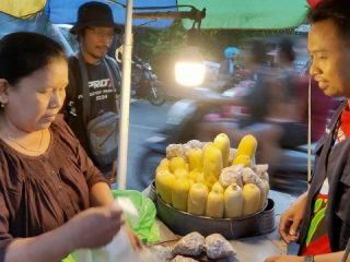 Bantu Ekonomi Warga, Ayo Berbagi Pati Borong Dagangan Penjual Jagung Rebus