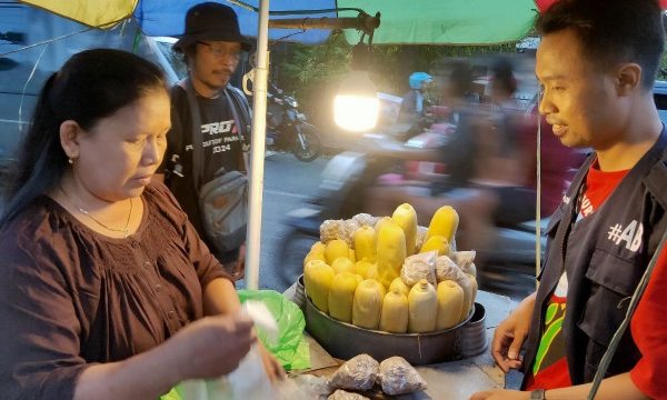 Bantu Ekonomi Warga, Ayo Berbagi Pati Borong Dagangan Penjual Jagung Rebus