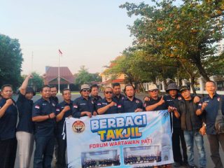 Tebar Berkah Ramadan, FWP Bagikan Takjil untuk Warga Pati