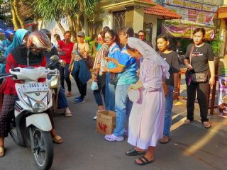 Jemaat Katolik Gereja Santo Yusuf Pati Aksi Kasih Paskah dengan Berbagi Takjil