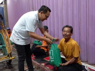 Blusukan Dini Hari, Plt Bupati Chandra Bagi-bagi Sembako ke Warga