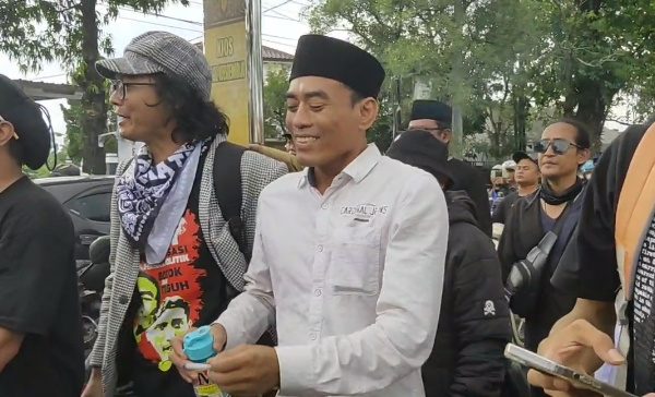 Bebas, Botok dan Teguh Keliling Alun-alun Pati