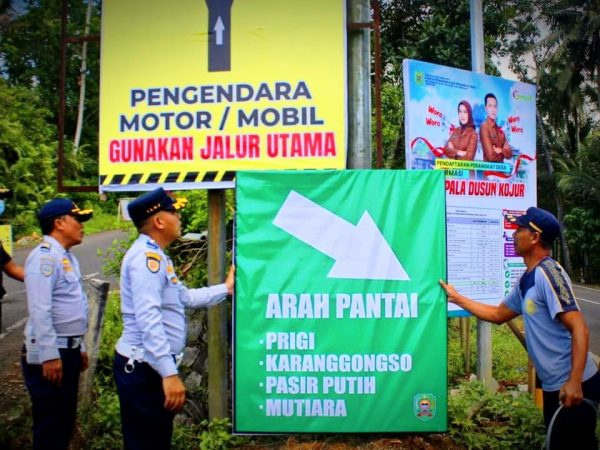 Minimalisir Kecelakaan di Jalur Watulimo, Polres Trenggalek Pasang Papan Peringatan