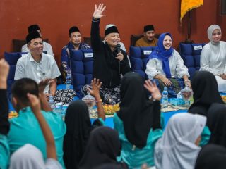 Ahmad Luthfi Ajak Anak-anak Panti Berlebaran di Kantor Gubernur