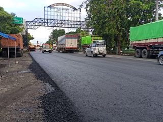 Kejar Tayang Jelang Mudik, Pemkab Rembang Sikat Lubang Jalan