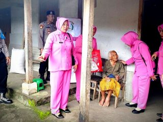 Polsek Suruh Berbagi Bingkisan Lebaran kepada Warga Kurang Mampu