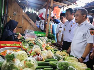 Blusukan ke Pasar, Gubernur Luthfi Pastikan Harga Pangan Masih Terkendali