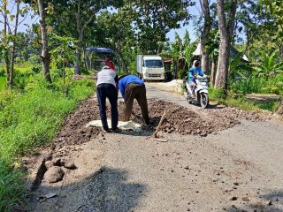 Legislator Nanda Fatkhullah Rogoh Kocek Pribadi Uruk Jalan Mojorembun-Meteseh
