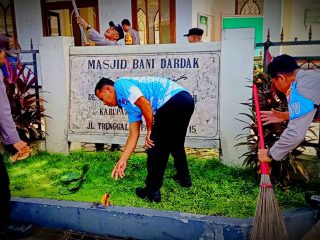 Jumat ASRI, Anggota Polres Trenggalek Resik-resik Masjid