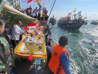 Ribuan Warga hingga Kapal Perang Menjangan Meriahkan Larung Kepala Kerbau Jepara