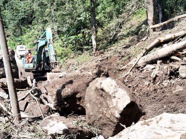 Alat Berat Dikerahkan Pecah Batu Longsor, Warga Desa Tempur Segera Bisa Melintas
