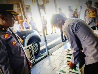 Kerahkan Bhabinkamtibmas, Polres Trenggalek Salurkan Zakat Fitrah hingga Sedekah