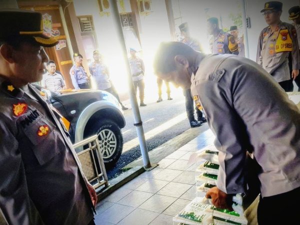 Kerahkan Bhabinkamtibmas, Polres Trenggalek Salurkan Zakat Fitrah hingga Sedekah