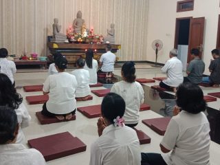 Umat Buddha Pati Langsungkan Pradaksina dan Puja Bhakti