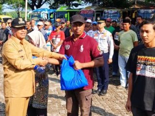 Pemkab Rembang Tebar Paket Sembako untuk Sopir Angkot dan Jukir