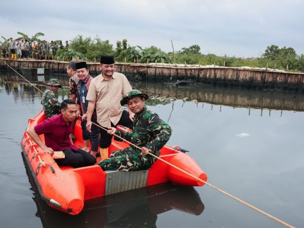 Tinjau Tanggul Jebol di Pekalongan, Gubernur Luthfi Serahkan Bantuan Rp134 Juta