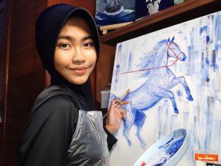 Shafira Tuangkan Ide dan Imajinasi Lewat Lukisan Menakjubkan