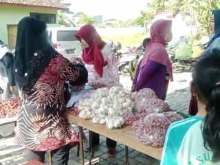 Jelang Idulfitri, Warga Berburu Kepokmas di Bazar Pangan Murah Rembang