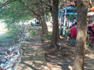 Tumpukan Sampah di Tepi Pantai, Taman Kartini Rembang Tuai Kritik Pengunjung