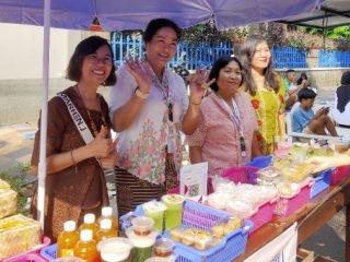 Sambut Hari Kartini, Pelaku UMKM CFD Pati Tampil Unik dengan Pakaian Adat