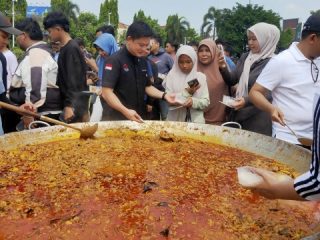 Chef Ternama Indonesia Bobon Santoso Datangi Kudus, Masak Rendang Ribuan Porsi