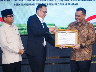 Ahmad Luthfi Terima Penghargaan Program Pengelolaan Sampah dari Kemendes PDT