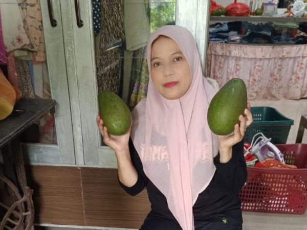 Muntiah Tempuh Belasan Kilometer untuk Kerja Sembari Jual Alpukat