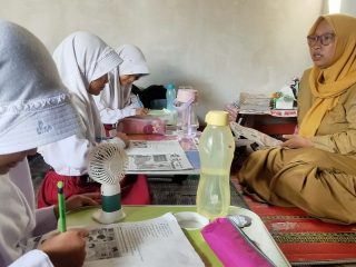 Ruang Kelas Ambruk, Pembelajaran Siswa SDN Mencon Harus Mengungsi