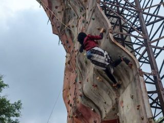 Anggun dan Bernyali, Atlet Gopala Jepara Taklukkan Dinding Panjat Berkebaya di Hari Kartini