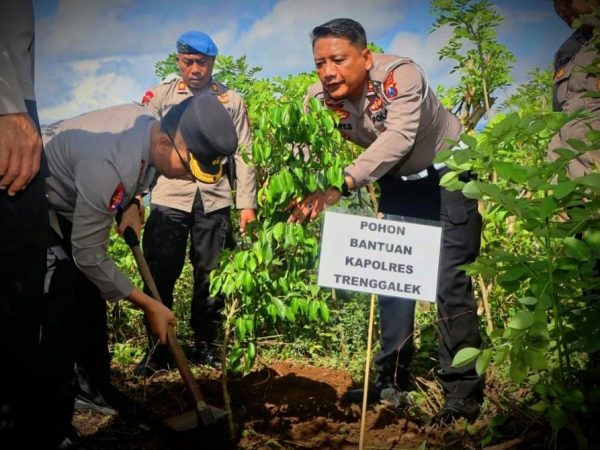 Sambut Hari Bumi, Polres Trenggalek Tanami Lahan Kritis