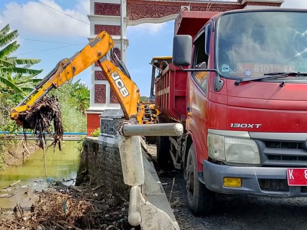 Antisipasi Banjir Luapan, DPUTR Pati Giat Lakukan Pembersihan Sampah di Sungai