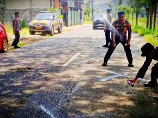 Antisipasi Fatalitas Laka Lantas, Polsek Pogalan Inisiatif Tandai Kerusakan Jalan