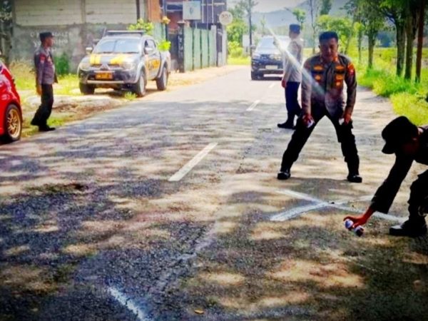 Antisipasi Fatalitas Laka Lantas, Polsek Pogalan Inisiatif Tandai Kerusakan Jalan