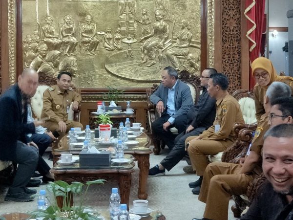 Pati Dapat Bantuan Pengadaan Lampu dari Perusahaan Malaysia