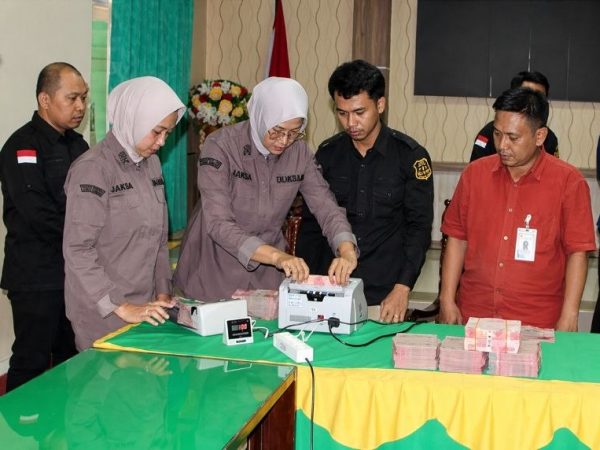 Kades Tlogosari Kembalikan Uang Dugaan Korupsi ke Kejari Pati