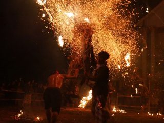 Tarian Sepak Bola Api dan Pesona Magis Festival Jondang Menyala di Langit Kawak