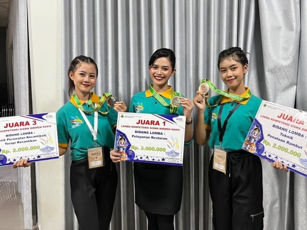 Murid SMKN 3 Pati Juara 1 Lomba Restaurant Service Ajang LKS Jateng
