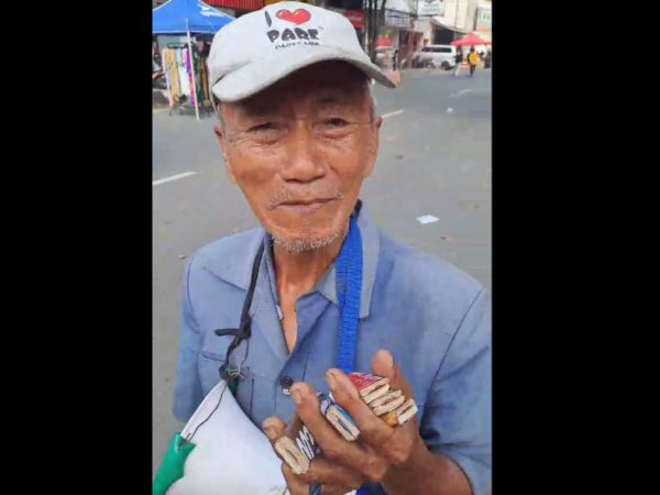 Masih Eksis, Mbah Rohmat Jajakan Peluit Jawa dengan Bunyi Unik di Pati 