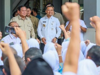 Ahmad Luthfi Dampingi Prabowo Kunjungi Sekolah di Cilacap, Siswa Respons Positif MBG