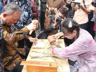 Puluhan Srikandi Cilik Jepara Buktikan Kepiawaian Memahat Kayu