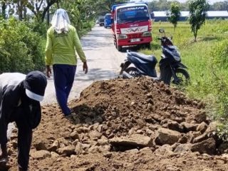 Warga Rembang Swadaya Uruk Jalan Rusak, Anggaran Perawatan Rp10 Miliar Dipertanyakan