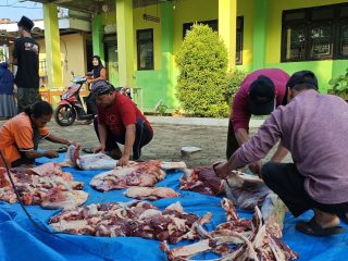 Yayasan PIM Mujahidin Bagikan Ratusan Paket Daging Kurban